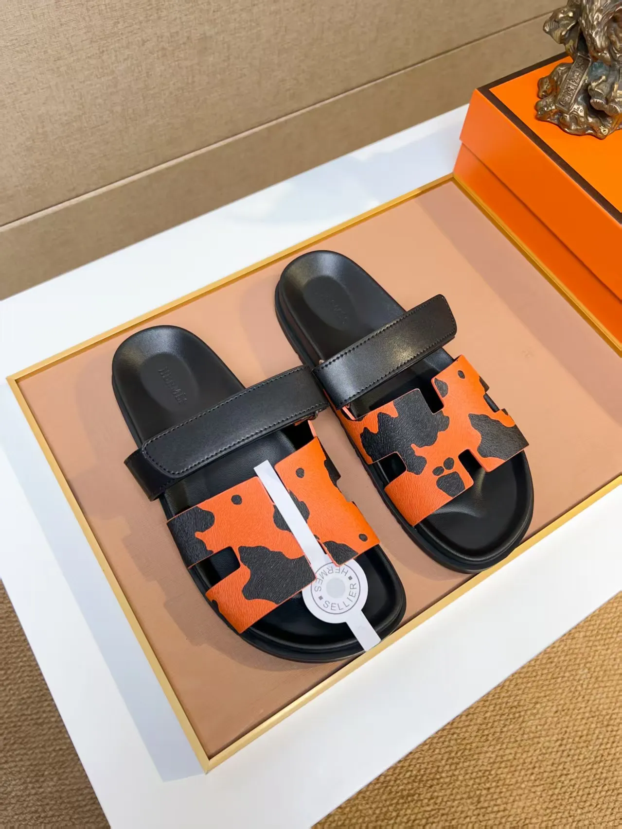 Men's clothing and shoes 💰340 💅💅💅 new arrival. Hermes Hermes official website latest counter synchronized new oran color leather H slippers, the original Paris version flew back to the original model and opened the mold to make it perfectly🍌The highest quality Sincerity, you can enter and leave the counter at will [Deyi] The upper is made of original customized  colored palm prints, crocodile print, ostrich print, colored cow leather, colored cow suede, 🤔 horse hair, 🥳 colored diamonds, 🥰 3D printing, and other genuine leather slippers, imported cow pattern foot pad lining, Italian  latest original genuine leather combination outsole Code number: 38-48 (customized at 46.47.48) Can be made into picture combination sole with genuine leather pattern and ordinary molded outsole